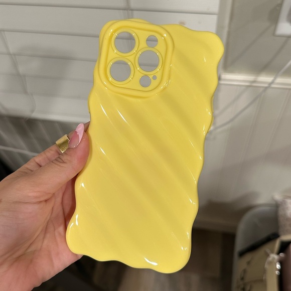 Amazon - yellow ripple case - Picture 1 of 3